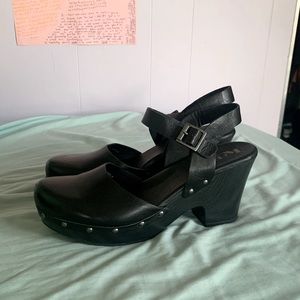 Gently used black korks with straps! Size 11 US